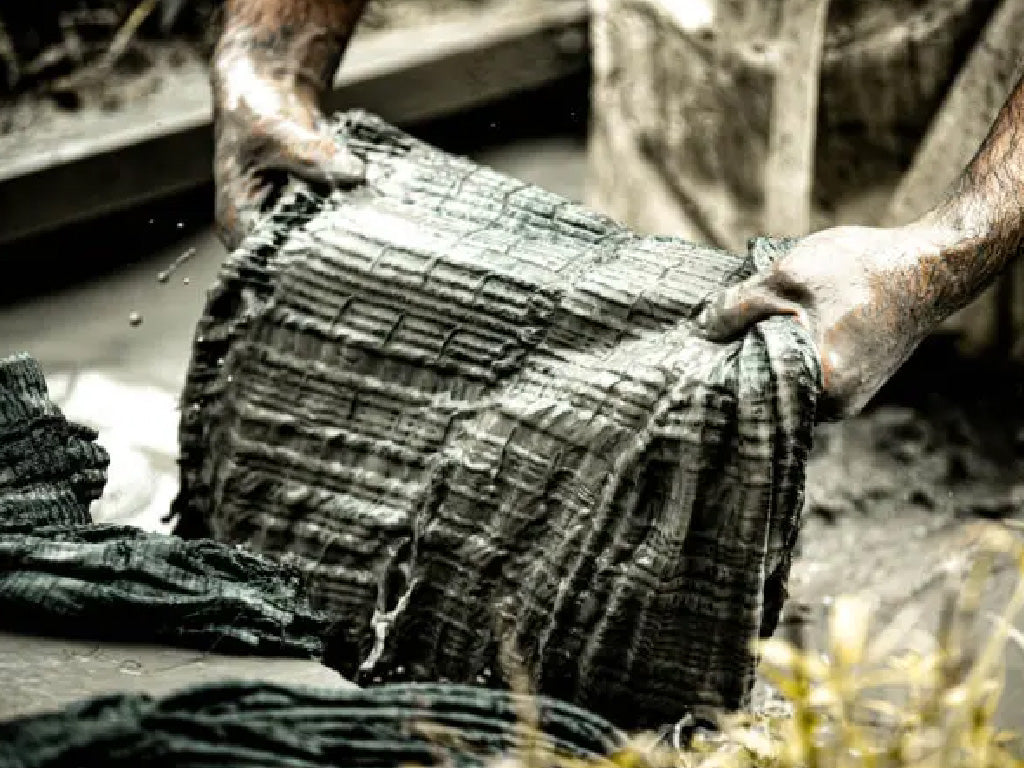 大島紬の伝統的な泥染め