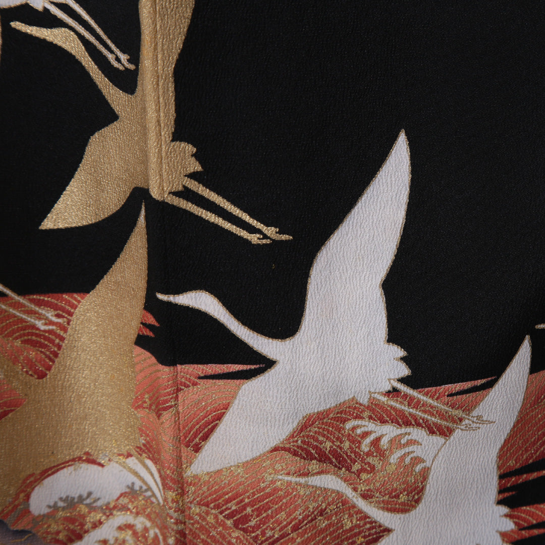 黒留袖 袷 身丈158cm 裄63cm 正絹 五つ紋 金駒刺繡 比翼仕立て 三階松 鶴 金彩 金箔 青海波 黒系 Bランク 1211-00139