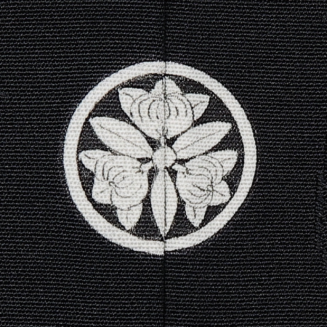 黒羽織 袷 身丈75cm 裄丈62cm 正絹 Sランク 一つ紋 (丸に三つ竜胆橘) 紋意匠 (薔薇) セミフォーマル Sサイズ 織り出し 紐あり 黒系 RP 1233-11078
