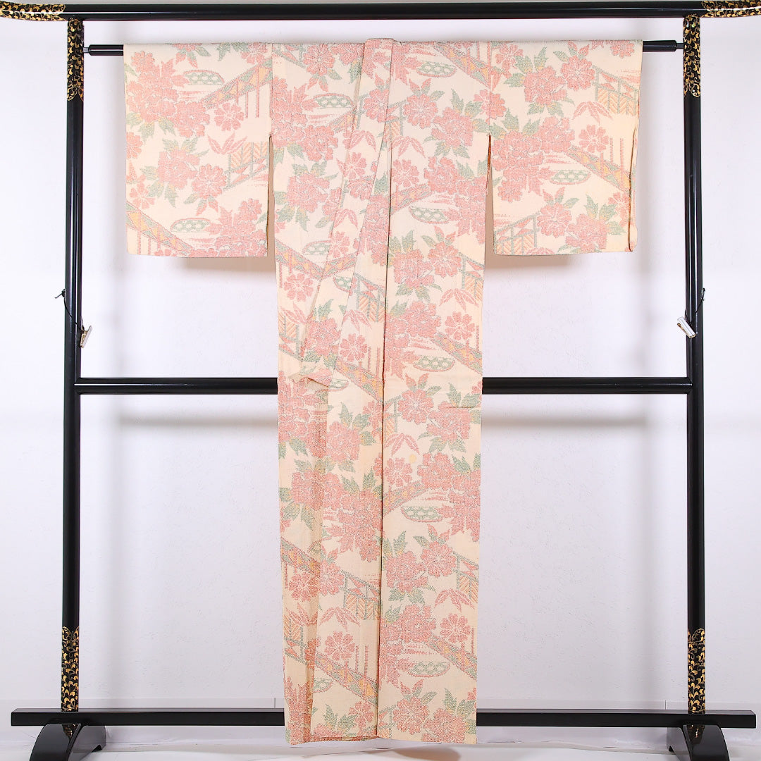 小紋 (ちりめん) 単衣 身丈156cm 裄丈64cm 正絹 Cランク カジュアル バチ衿 Mサイズ 牡丹 笹 ちりめん クリーム系 RP 1221-17352