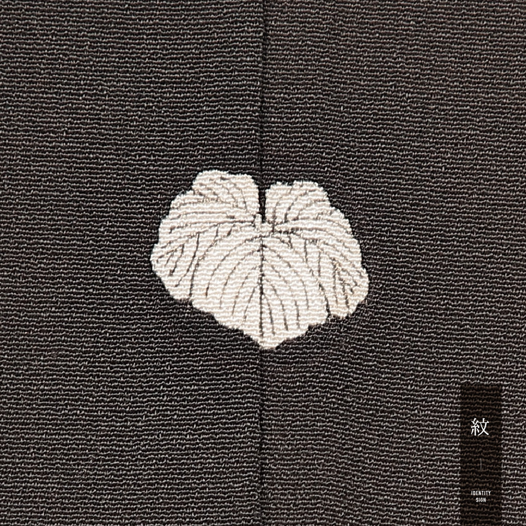 アンティーク 黒留袖 袷 身丈156cm 裄丈62cm 正絹 Aランク 五つ紋 (蔦) 広衿 Mサイズ 刺繍 鶴 黒系 RP 1213-07105
