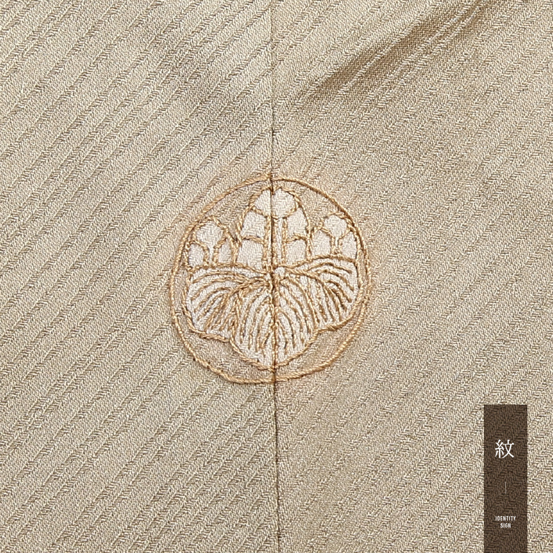 色留袖 五つ紋 丸に五三桐 身丈165cm 裄丈65cm Bランク 正絹 袷 比翼 広衿 XL 刺繍 金駒刺繍 松 フォーマル 抽象的 優しい 金系 1211-F0557