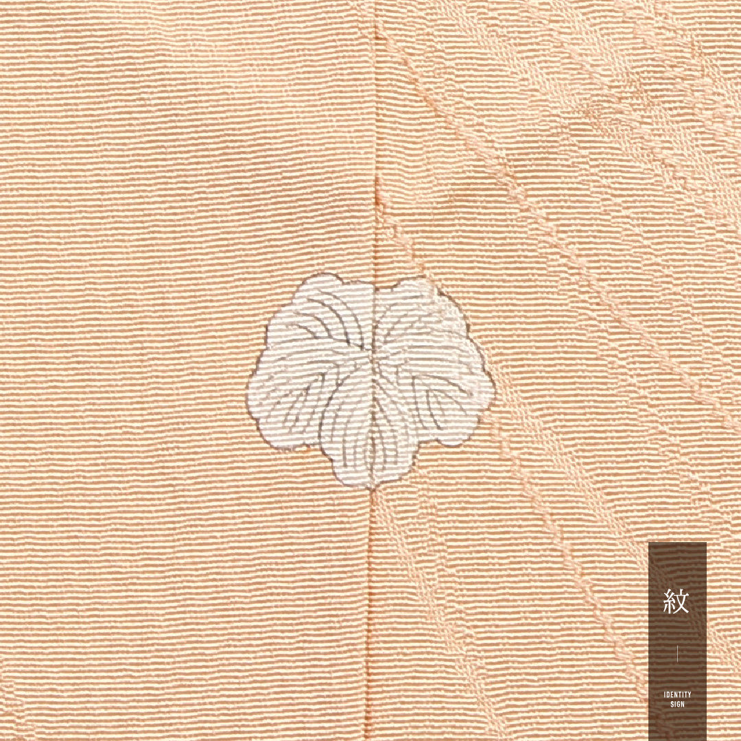 色無地 袷 身丈160cm 裄丈64cm 正絹 Sランク 一つ紋 (蔦) 紋意匠 (芝草) セミフォーマル 広衿 Lサイズ ベージュ系 RP 1219-13330