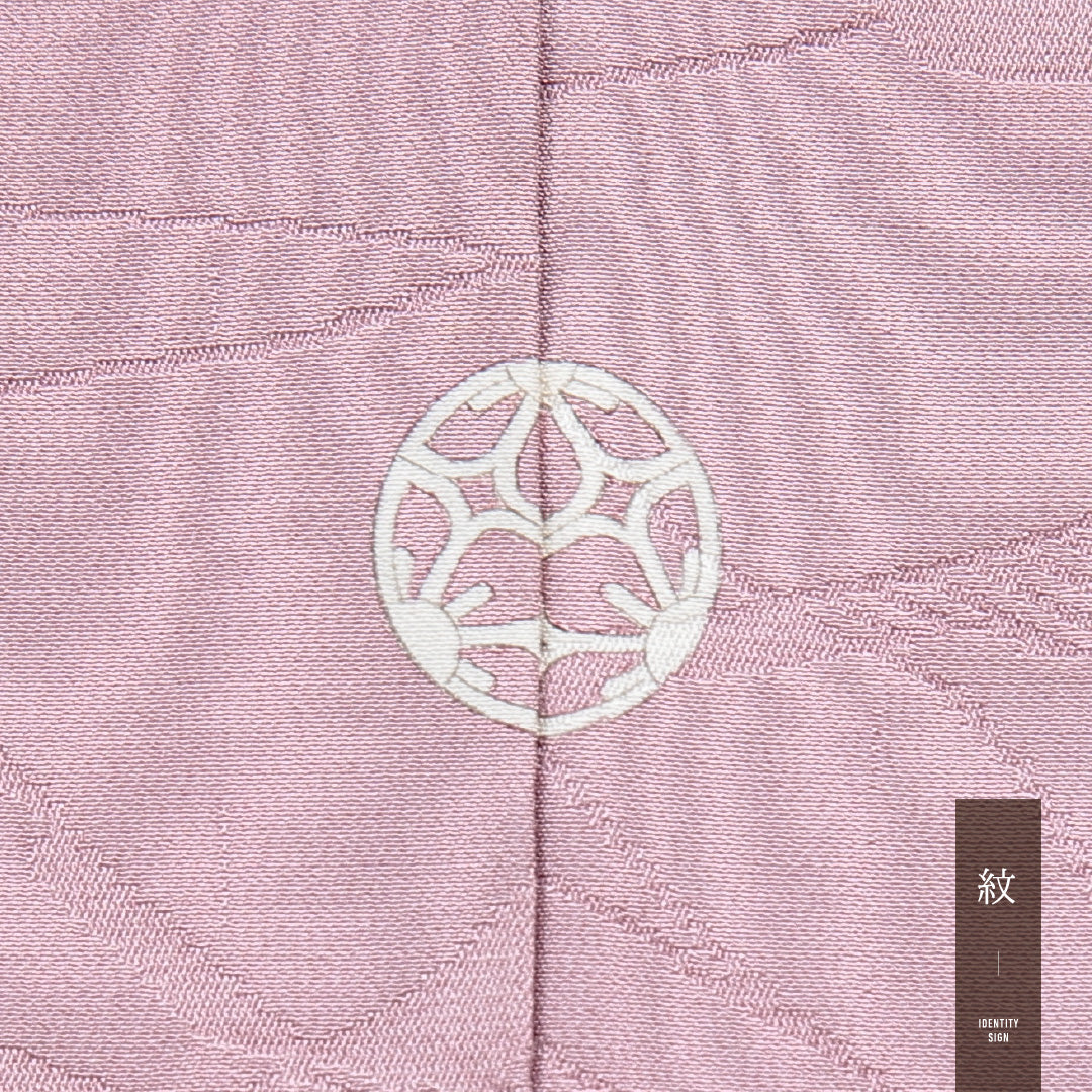 色無地 袷 身丈157cm 裄丈63cm 正絹 Bランク Mサイズ バチ衿 一つ紋(三つ割桔梗) セミフォーマル 紋意匠 創作柄 織り出し ピンク系 1214-15648