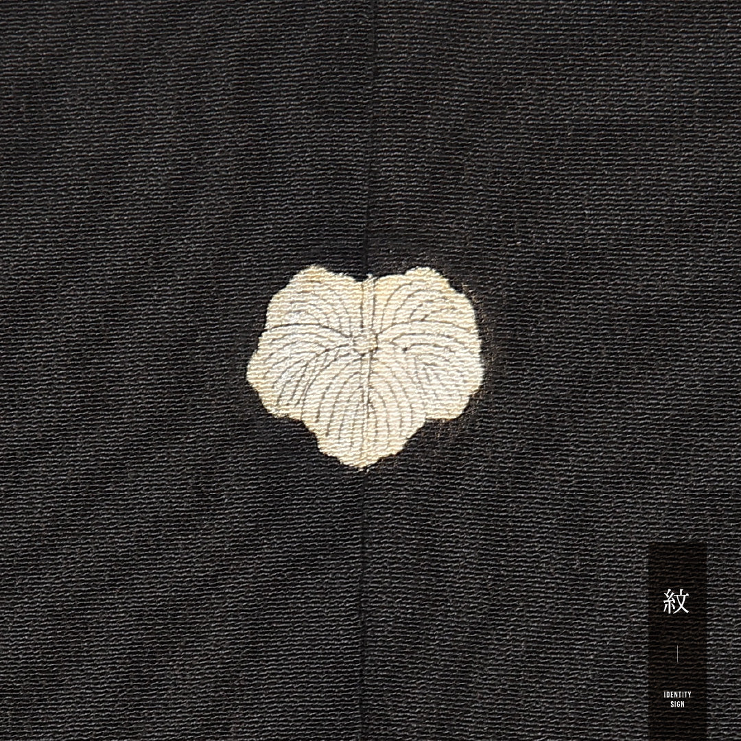 黒留袖 五つ紋 五三桐 身丈154cm 裄丈62cm Aランク 正絹 袷 比翼 広衿 S 波頭 流水 松 フォーマル 古典的 華やか 黒系 1211-F0531