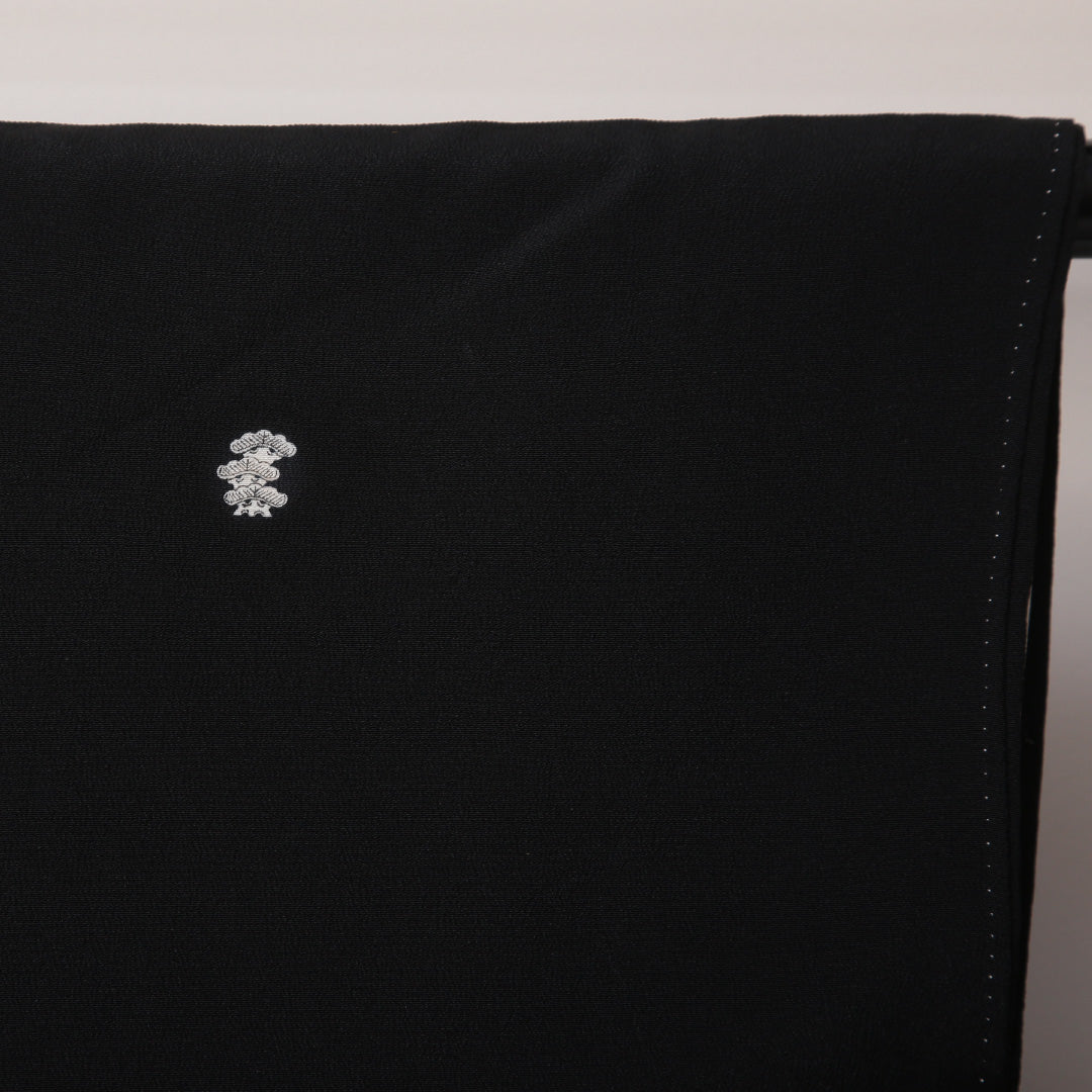 黒留袖 袷 身丈158cm 裄63cm 正絹 五つ紋 金駒刺繡 比翼仕立て 三階松 鶴 金彩 金箔 青海波 黒系 Bランク 1211-00139