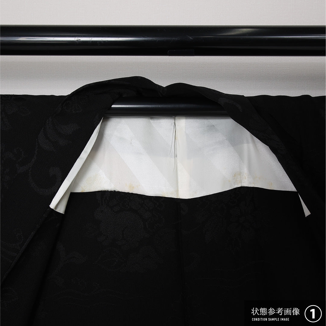 黒羽織 袷 身丈76cm 裄丈60cm 正絹 Aランク 一つ紋 (五三桐) セミフォーマル Sサイズ 漆糸 紐あり 唐華 兎 黒系 RP 1233-12727