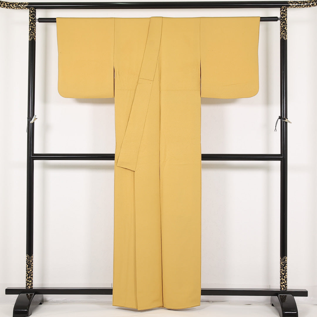 色無地 (ちりめん) 袷 身丈160cm 裄丈64cm 正絹 Aランク 一つ紋 (蔦) セミフォーマル 広衿 Sサイズ 紐あり ちりめん 黄系 RP 1219-17482