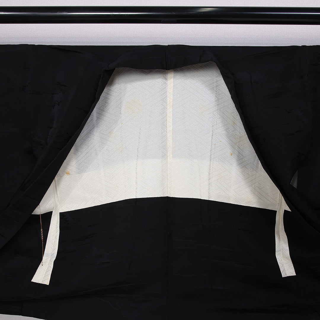 黒羽織 袷 身丈71cm 裄丈63cm 正絹 Aランク 一つ紋 (丸に揚羽蝶) 紋意匠 (創作柄) セミフォーマル Sサイズ 織り出し 紐あり 黒系 RP 1233-11084