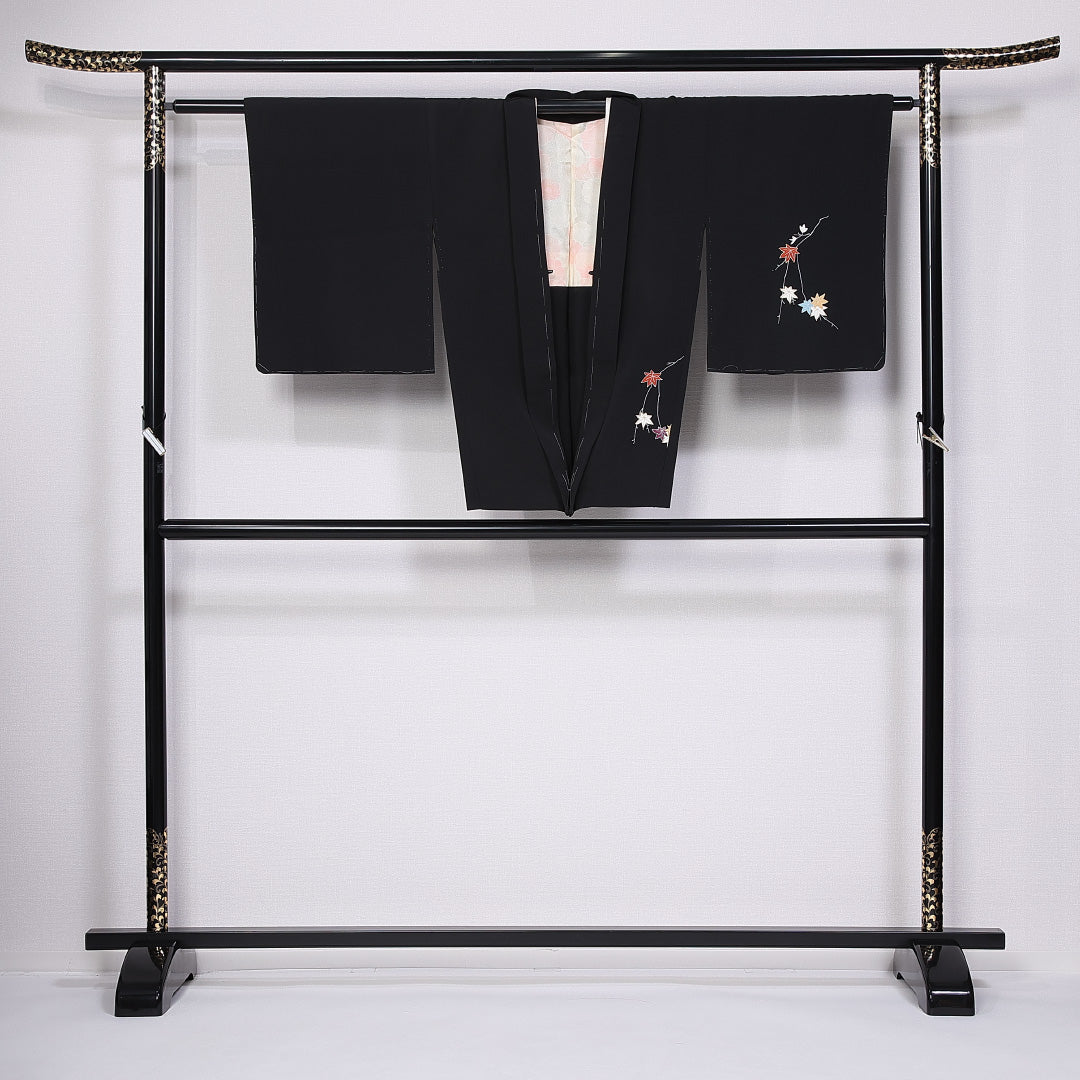 未使用品 黒羽織 袷 身丈76cm 裄丈62cm 正絹 Nランク インフォーマル Sサイズ 絵羽羽織 金駒刺繍 しつけ糸 紅葉 黒系 RP 1233-11081