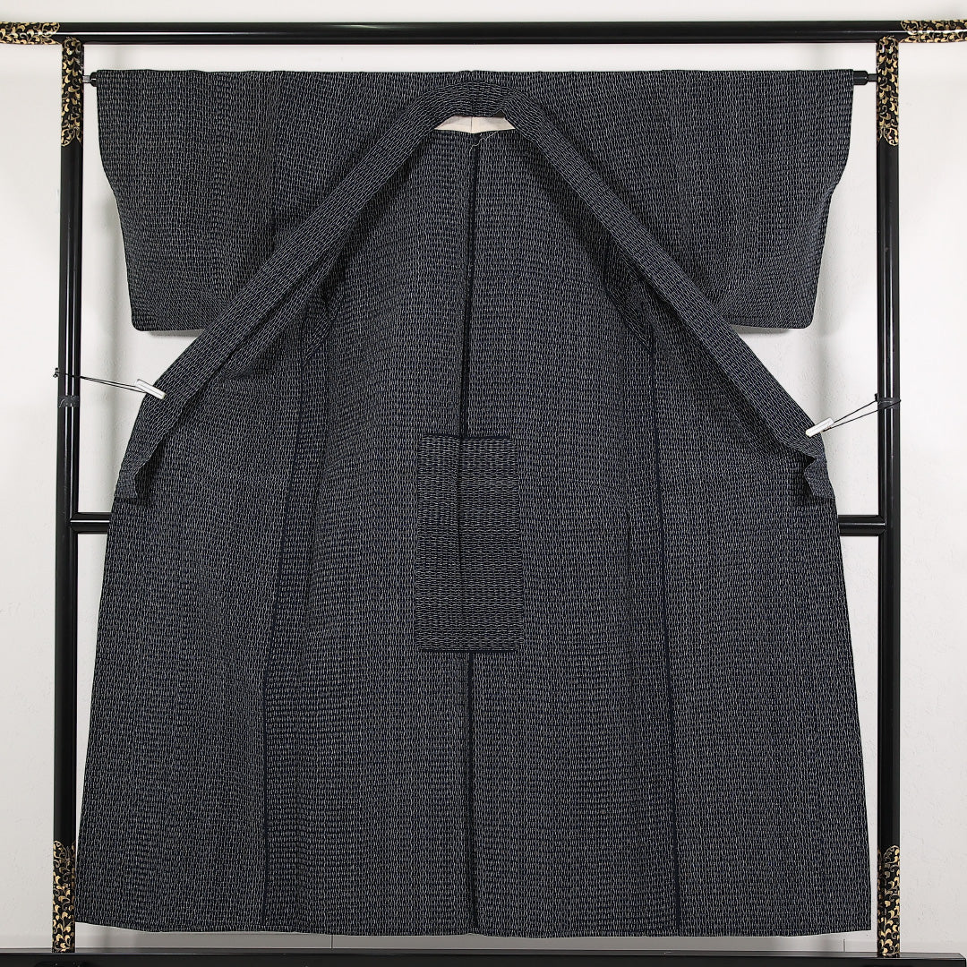 洗える着物 木綿の紬 単衣 身丈156cm 裄丈65cm 木綿 Aランク カジュアル バチ衿 XSサイズ 居敷当て よろけ縞 黒系 RP 1223-17406