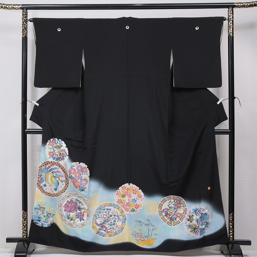 黒留袖 袷 身丈161cm 裄丈64cm 正絹 Sランク 五つ紋 (上り藤) フォーマル 広衿 Lサイズ 刺繍 比翼 落款 鏡裏文 雉 丸文 黒系 RP 1213-07081