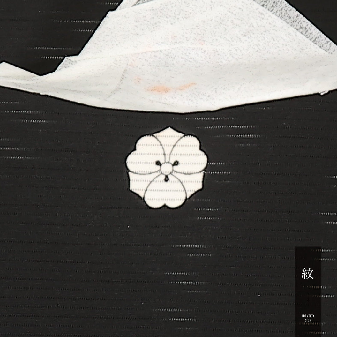 未使用品 夏物 黒紋付 絽 身丈166cm 裄丈67cm 正絹 Nランク 五つ紋 (剣片喰) フォーマル 広衿 Mサイズ 落款 しつけ糸 黒系 RP 1230-17392
