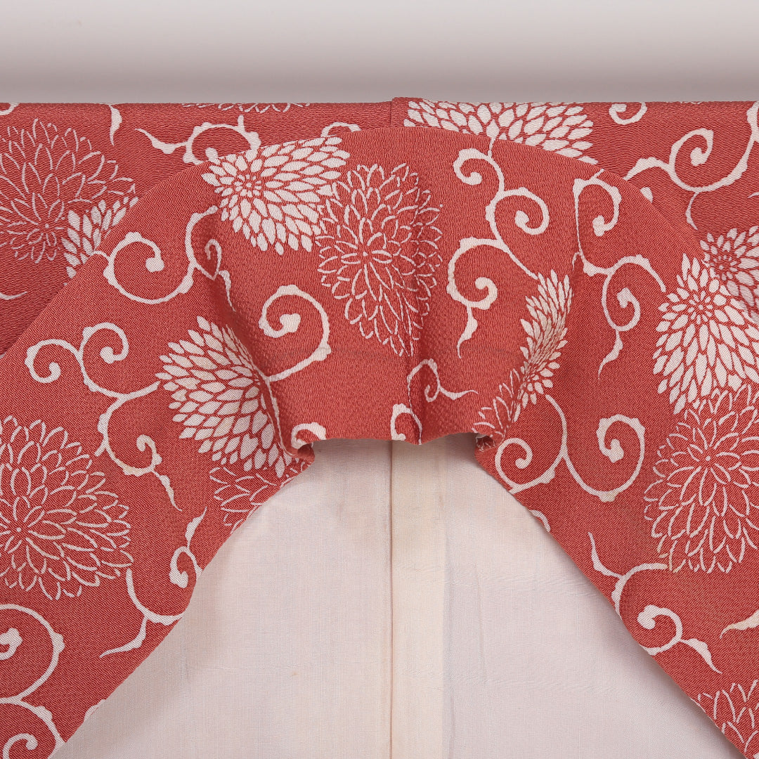 小紋 袷 身丈153cm 裄丈63cm 正絹 Sランク Sサイズ 広衿 インフォーマル ちりめん 唐草 菊 朱系 1215-01729