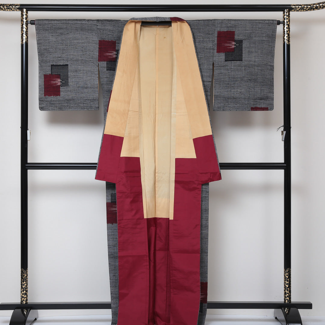 琉球絣の着物 袷 身丈165cm 裄丈64cm 正絹 Aランク カジュアル 広衿 XLサイズ しつけ糸 燕 グレー系 M4 1223-03051