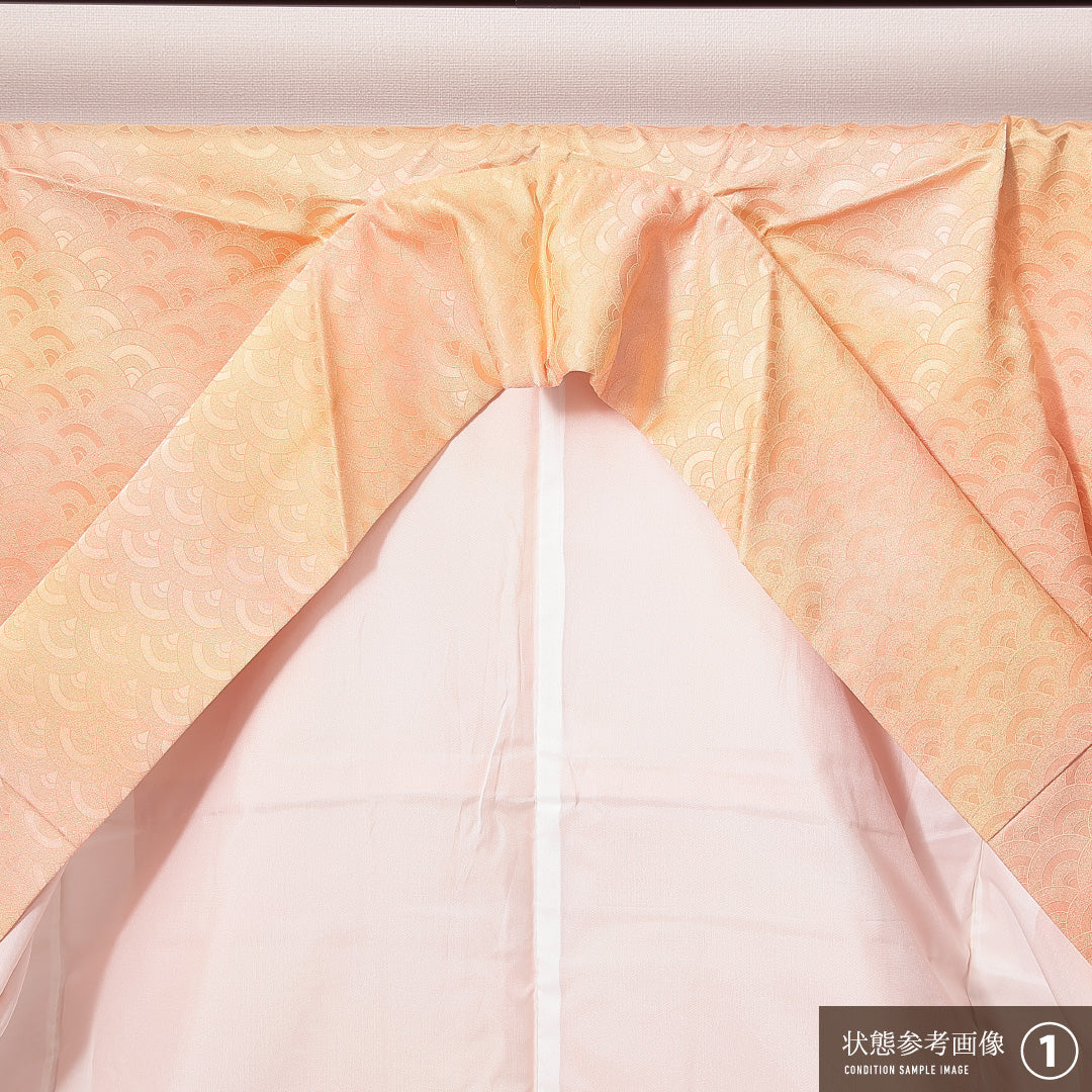 色無地 洗える着物 袷 身丈158cm 裄丈63cm ポリエステル Sランク Mサイズ 広衿 インフォーマル 紋意匠 青海波 朱系 ピンク系 1214-14821