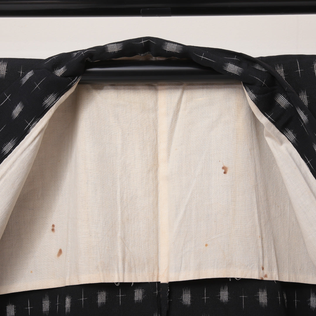 アンティーク 銘仙の着物 袷 身丈151cm 裄丈62cm 正絹 Bランク バチ衿 Sサイズ 十字絣 黒系 RP 1223-03445