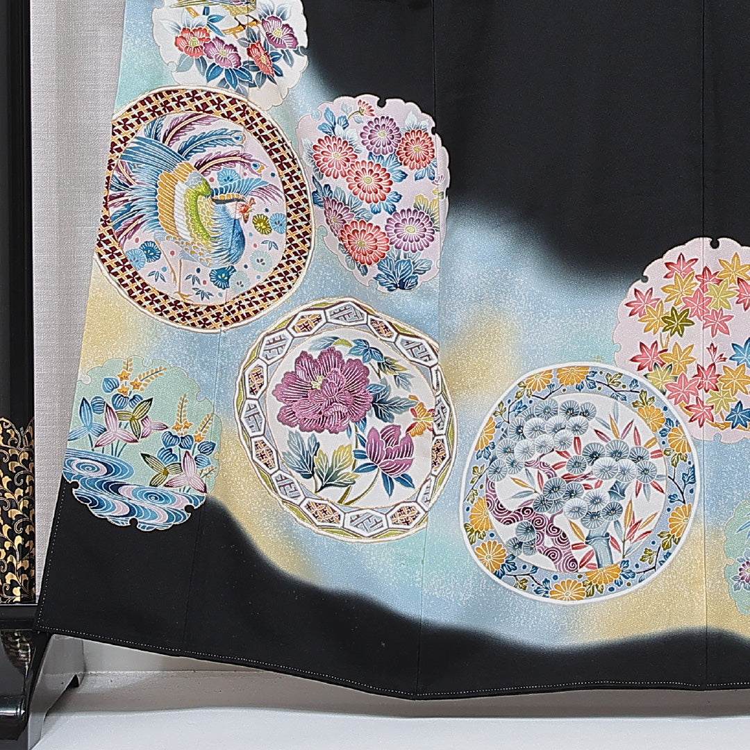 黒留袖 袷 身丈161cm 裄丈64cm 正絹 Sランク 五つ紋 (上り藤) フォーマル 広衿 Lサイズ 刺繍 比翼 落款 鏡裏文 雉 丸文 黒系 RP 1213-07081