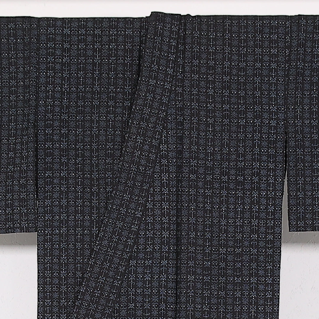 夏物 洗える着物 麻の紬 身丈145cm 裄丈62cm 麻 Aランク カジュアル バチ衿 Mサイズ アラベスク文様 ちぢみ 紺系 RP 1223-17497