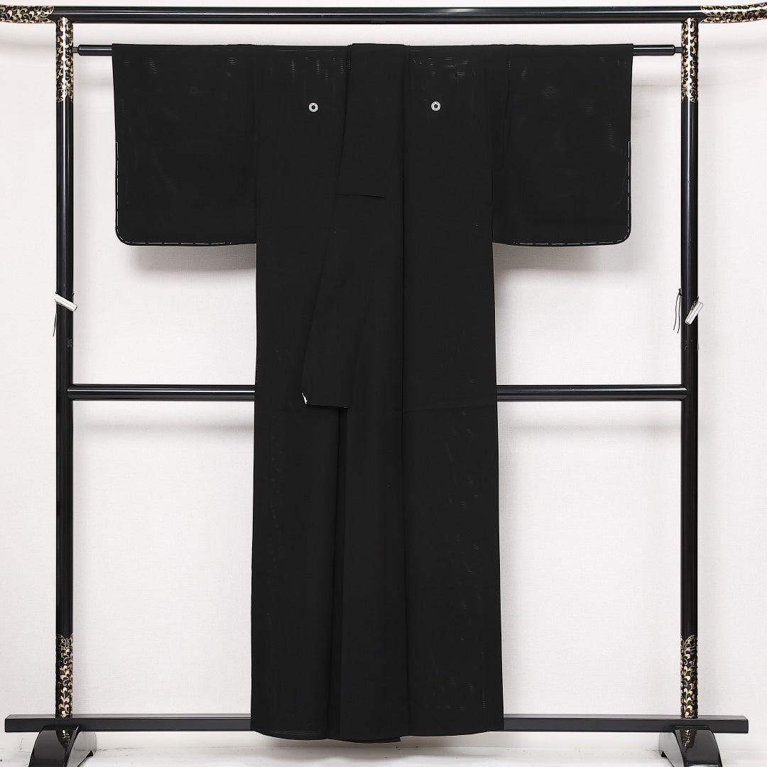 未使用品 夏物 黒紋付 絽 身丈154cm 裄丈62cm 正絹 Nランク 五つ紋 (丸に亀甲) 弔事用 広衿 Sサイズ しつけ糸 黒系 M4 1230-06854