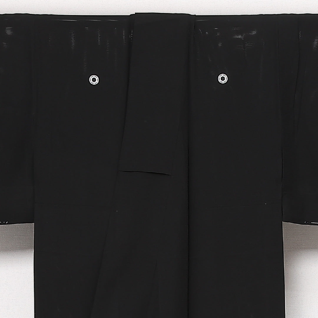 未使用品 夏物 黒紋付 絽 身丈154cm 裄丈62cm 正絹 Nランク 五つ紋 (丸に亀甲) 弔事用 広衿 Sサイズ しつけ糸 黒系 M4 1230-06854