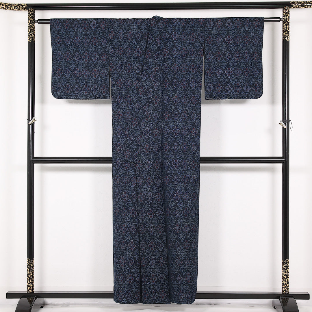 洗える着物 ウールの紬 単衣 身丈155cm 裄丈63cm ウール Sランク カジュアル バチ衿 Mサイズ アラベスク文様 紺系 RP 1223-17500