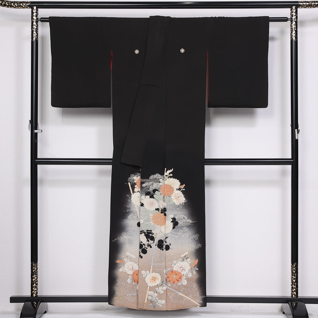 アンティーク 黒留袖 袷 身丈154cm 裄丈64cm 正絹 Bランク 五つ紋 (丸に隅立て四ツ目) 広衿 Sサイズ 金彩 茶屋辻 菊 黒系 RP 1213-06576