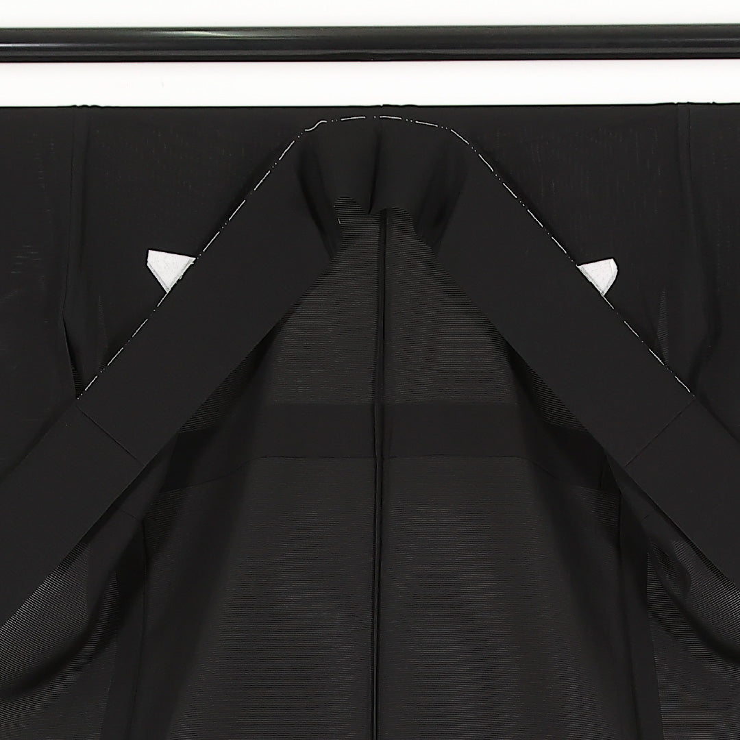 未使用品 夏物 黒紋付 絽 身丈166cm 裄丈67cm 正絹 Nランク 五つ紋 (剣片喰) フォーマル 広衿 Mサイズ 落款 しつけ糸 黒系 RP 1230-17392