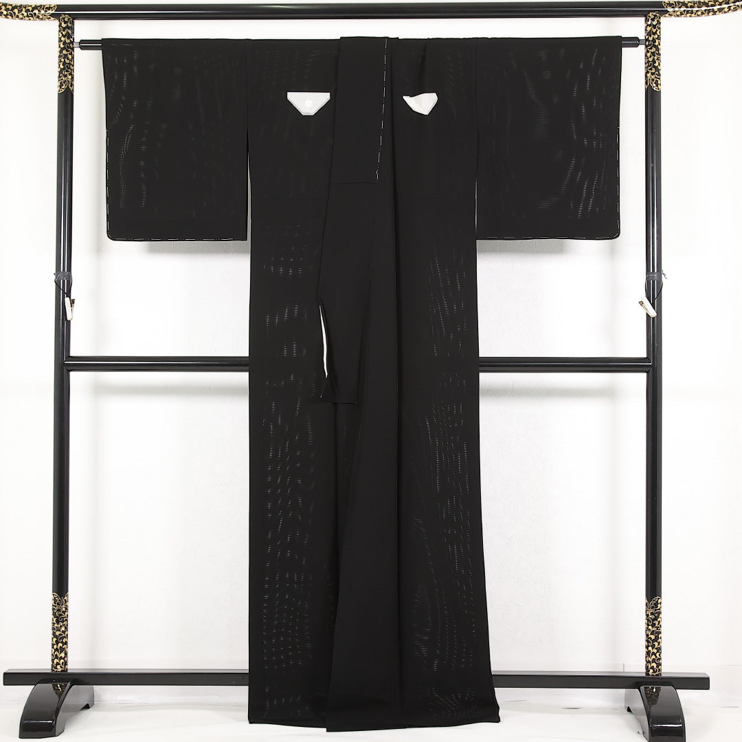未使用品 夏物 黒紋付 絽 身丈166cm 裄丈67cm 正絹 Nランク 五つ紋 (剣片喰) フォーマル 広衿 Mサイズ 落款 しつけ糸 黒系 RP 1230-17392