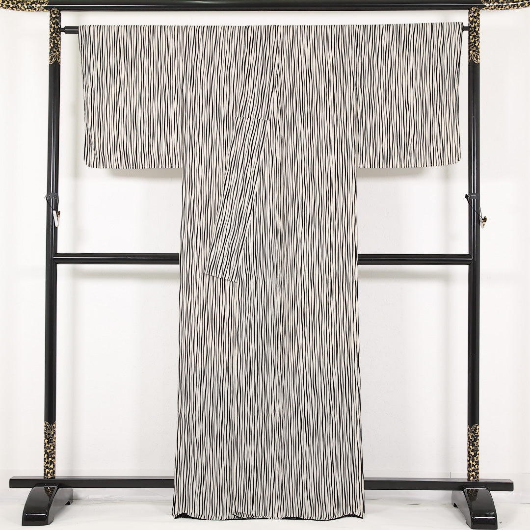 未使用品 洗える着物 小紋 袷 身丈167cm 裄丈68cm ポリエステル Sランク インフォーマル 広衿 Lサイズ しつけ糸 よろけ縞 黒系 RP 1221-17422