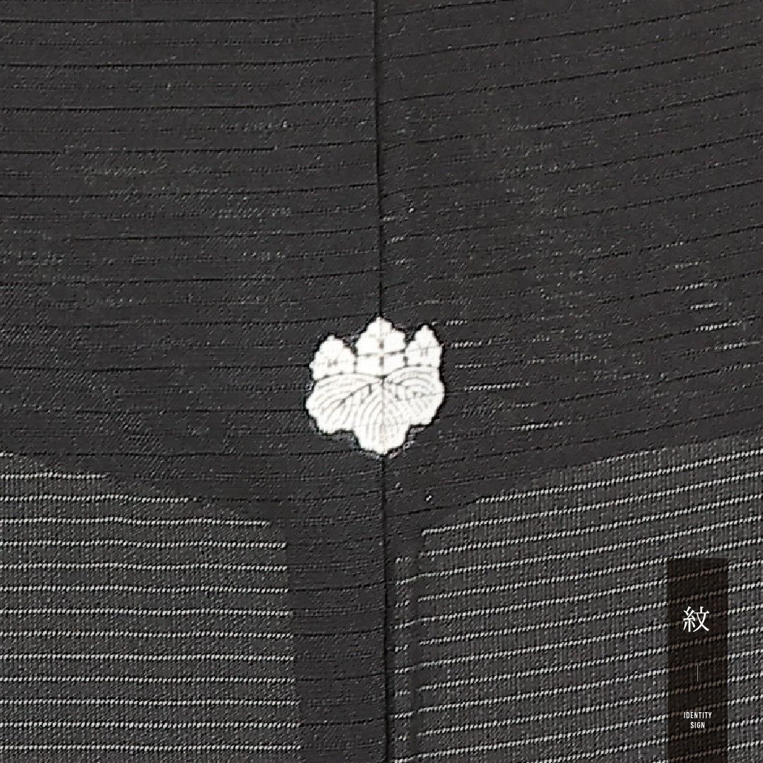 未使用品 夏物 黒紋付 絽 身丈153cm 裄丈34cm 正絹 Sランク 五つ紋 (五三桐) フォーマル 広衿 Sサイズ しつけ糸 黒系 RP 1230-17398