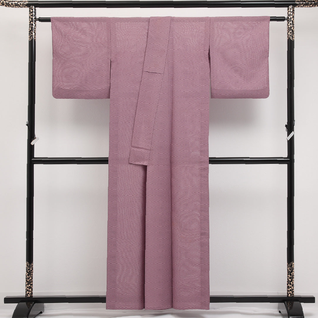 夏物 小紋 身丈156cm 裄丈62cm 正絹 Cランク 一つ紋 (違い鷹の羽) セミフォーマル 広衿 Mサイズ 菱つなぎ ピンク系 RP 1221-17302