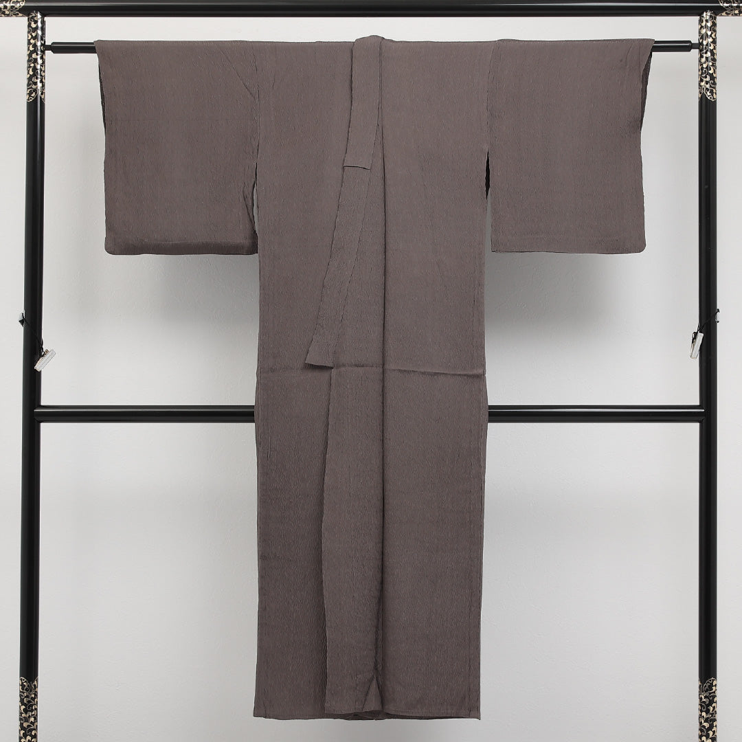 色無地 単衣 身丈140cm 裄丈64cm 正絹 Cランク 一つ紋 (中陰五三桐) 紋意匠 (抽象柄) セミフォーマル バチ衿 Lサイズ ふくれ織 無地 茶系 RP 1219-17313