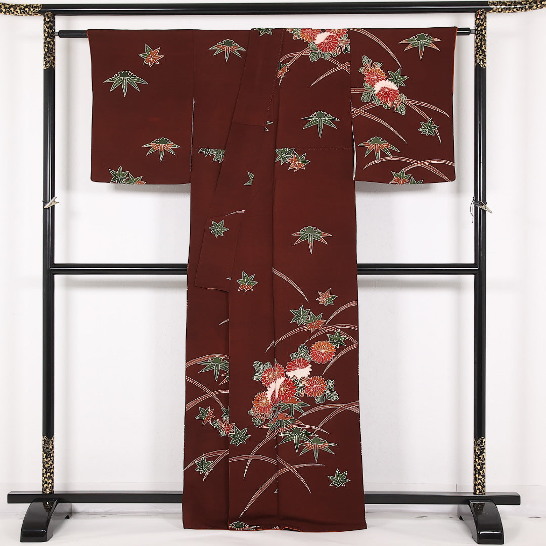 付下げ (ちりめん) 袷 身丈162cm 裄丈65cm 正絹 Aランク インフォーマル 広衿 Lサイズ 菊 紅葉 柏 ちりめん 茶系 RP 1218-17518