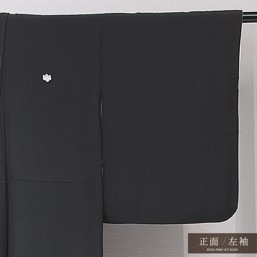 黒留袖 袷 身丈153cm 裄丈61cm 正絹 Bランク 三つ紋 (五三桐) フォーマル 広衿 Sサイズ 金彩 比翼 菊唐草文 梅鉢 黒系 RP 1213-06946