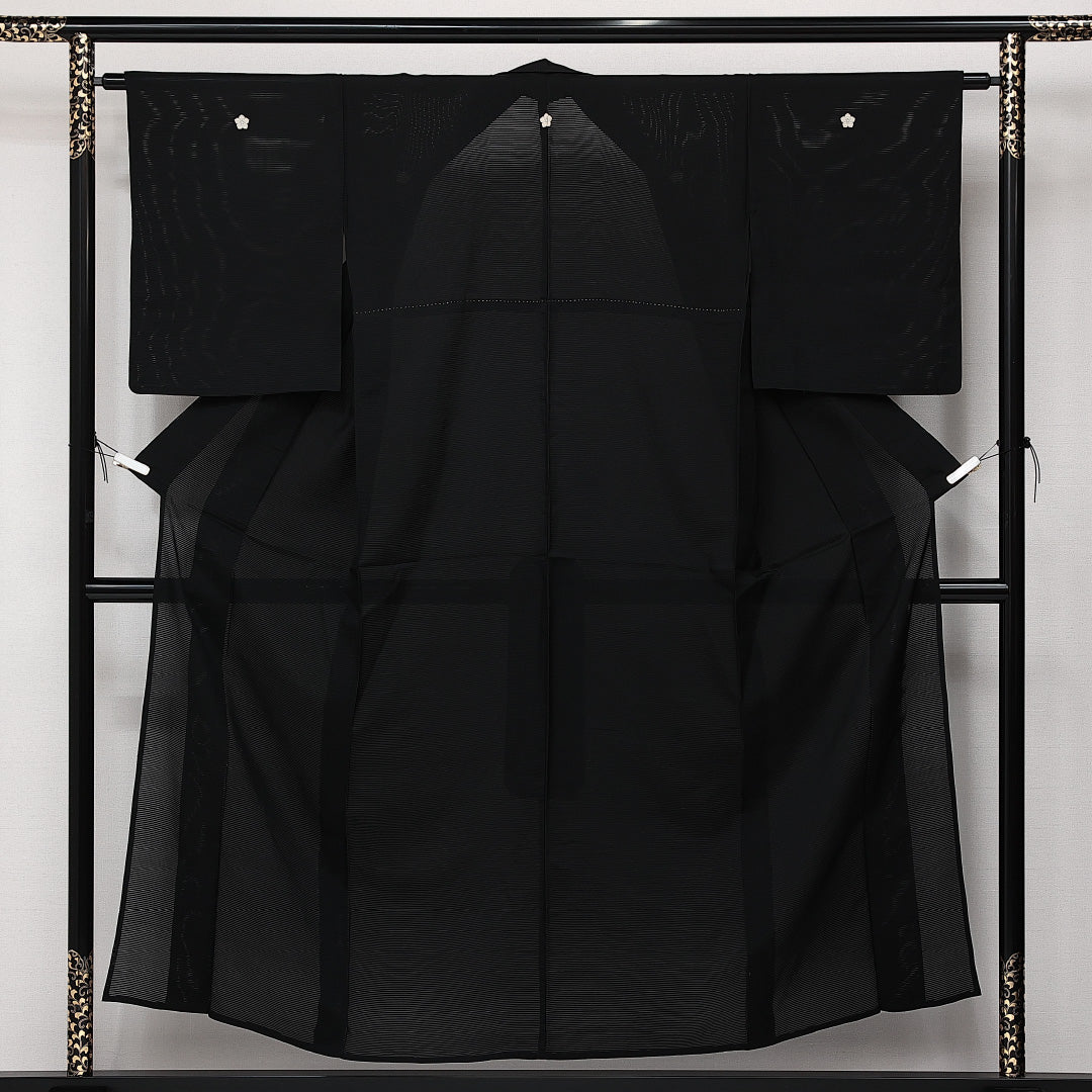 未使用品 夏物 黒紋付 絽 身丈156cm 裄丈63cm 正絹 Nランク 五つ紋 (五三桐) 弔事用 バチ衿 Mサイズ しつけ糸 無地 黒系 M4 1230-06872