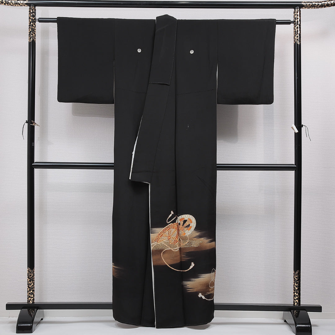 黒留袖 袷 身丈158cm 裄丈61cm 正絹 Cランク 五つ紋 (上がり藤に井形) フォーマル 広衿 Mサイズ 金駒刺繍 比翼 源氏車 組紐 黒系 LP 1213-07008