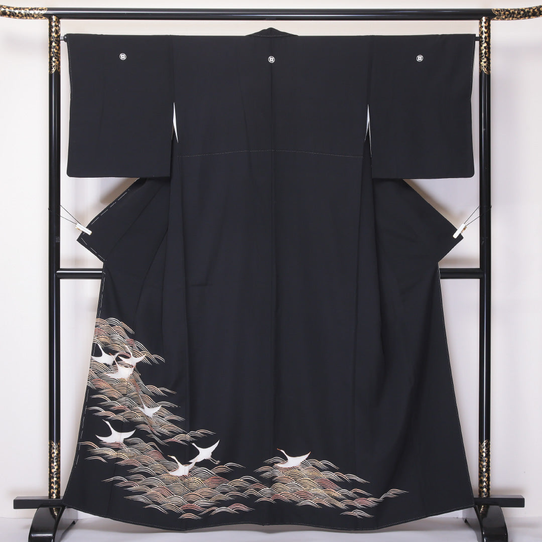 洗える着物 黒留袖 袷 身丈162cm 裄丈65cm ポリエステル Bランク 五つ紋 (丸に三つ入れ子枡) フォーマル 広衿 Lサイズ 金彩 刺繍 鶴 荒磯 黒系 RP 1213-06517