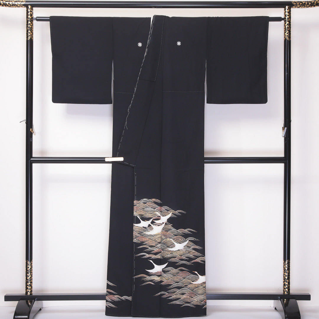 洗える着物 黒留袖 袷 身丈162cm 裄丈65cm ポリエステル Bランク 五つ紋 (丸に三つ入れ子枡) フォーマル 広衿 Lサイズ 金彩 刺繍 鶴 荒磯 黒系 RP 1213-06517