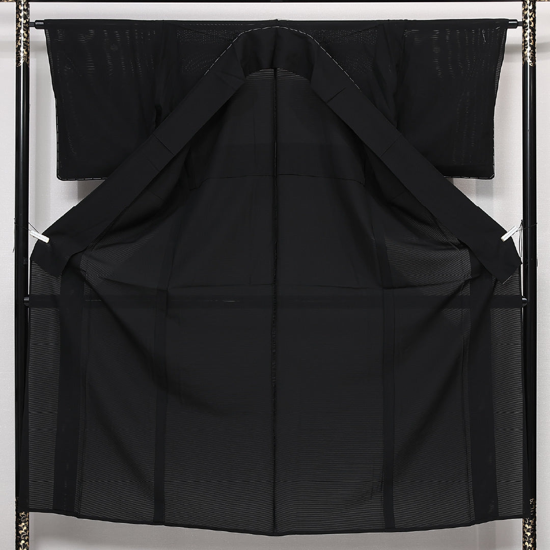 未使用品 夏物 黒紋付 絽 身丈151cm 裄丈63cm 正絹 Nランク 五つ紋 (五三桐) 弔事用 広衿 Sサイズ しつけ糸 黒系 M4 1230-06811