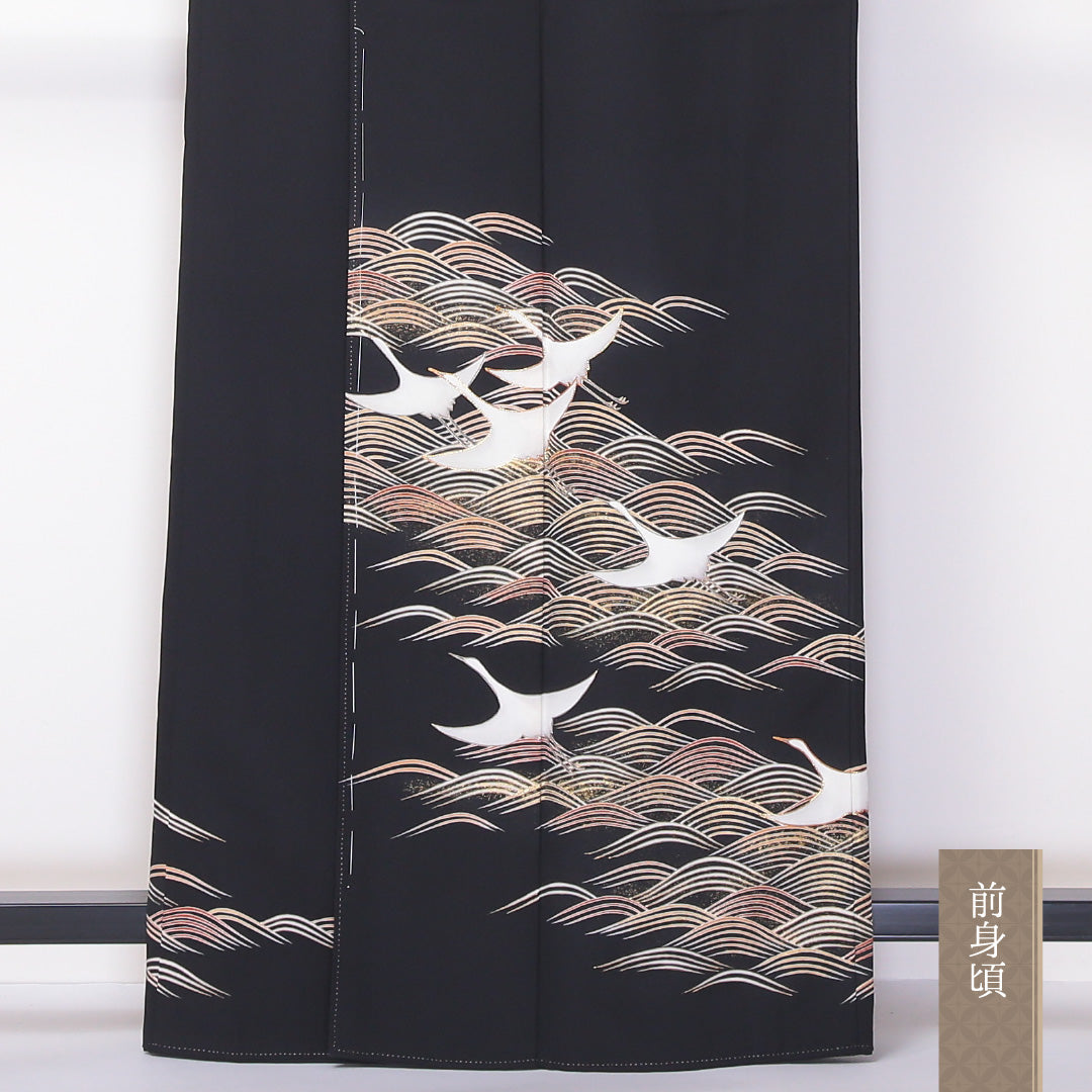 洗える着物 黒留袖 袷 身丈162cm 裄丈65cm ポリエステル Bランク 五つ紋 (丸に三つ入れ子枡) フォーマル 広衿 Lサイズ 金彩 刺繍 鶴 荒磯 黒系 RP 1213-06517