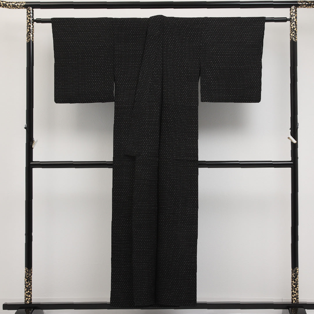 紬 単衣 身丈150cm 裄丈64cm 正絹 Sランク カジュアル バチ衿 Mサイズ 十字絣 黒系 RP 1223-17301