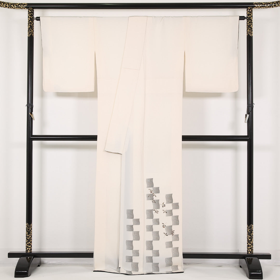 未使用品 付下げ 袷 身丈168cm 裄丈69cm 正絹 Sランク インフォーマル 広衿 Mサイズ 金彩 しつけ糸 市松 南天 白系 M4 1218-17429