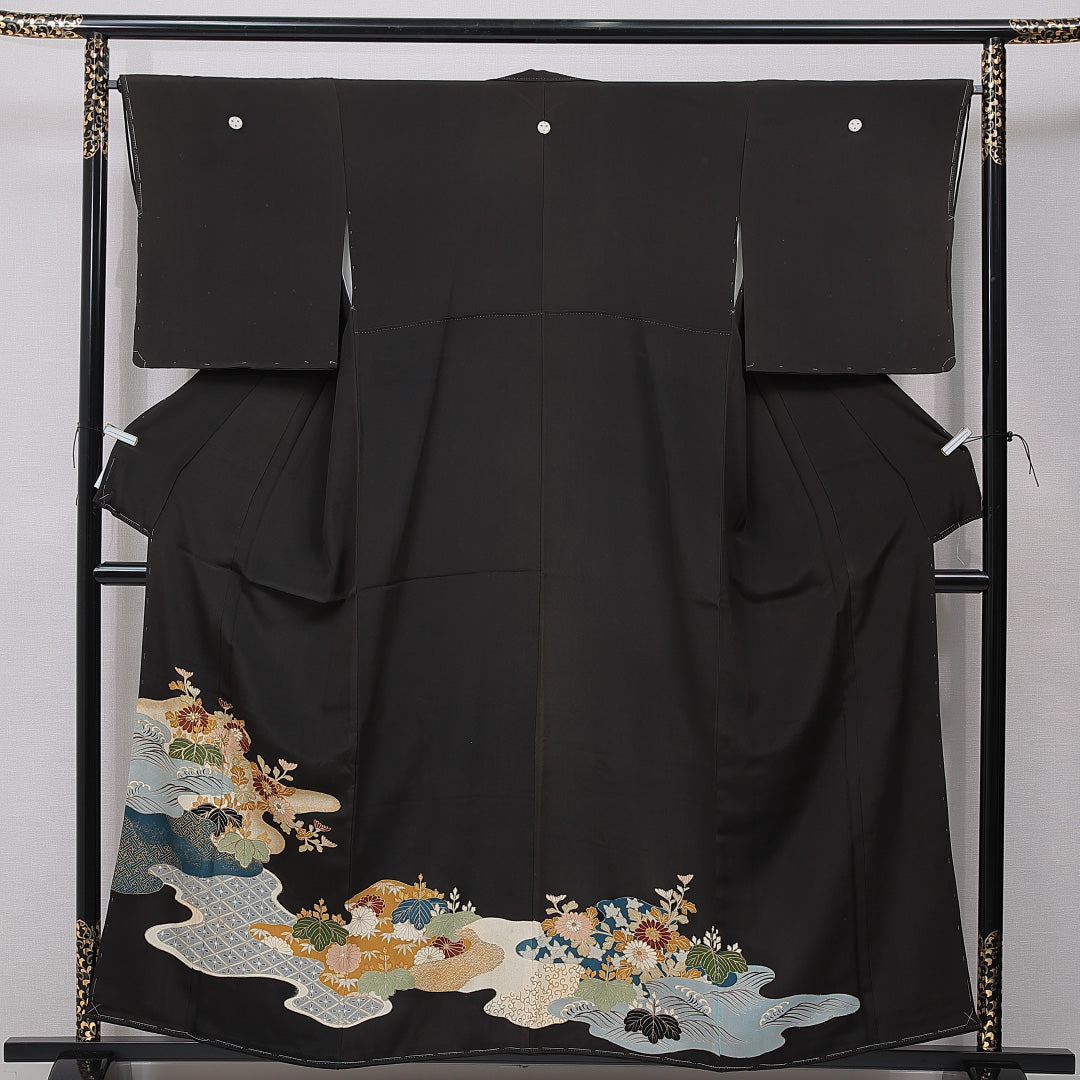 黒留袖 袷 身丈155cm 裄丈63cm 正絹 Cランク 五つ紋 (三つ割り桔梗) フォーマル 広衿 Mサイズ 刺繍 比翼 菊 黒系 LP 1213-07000
