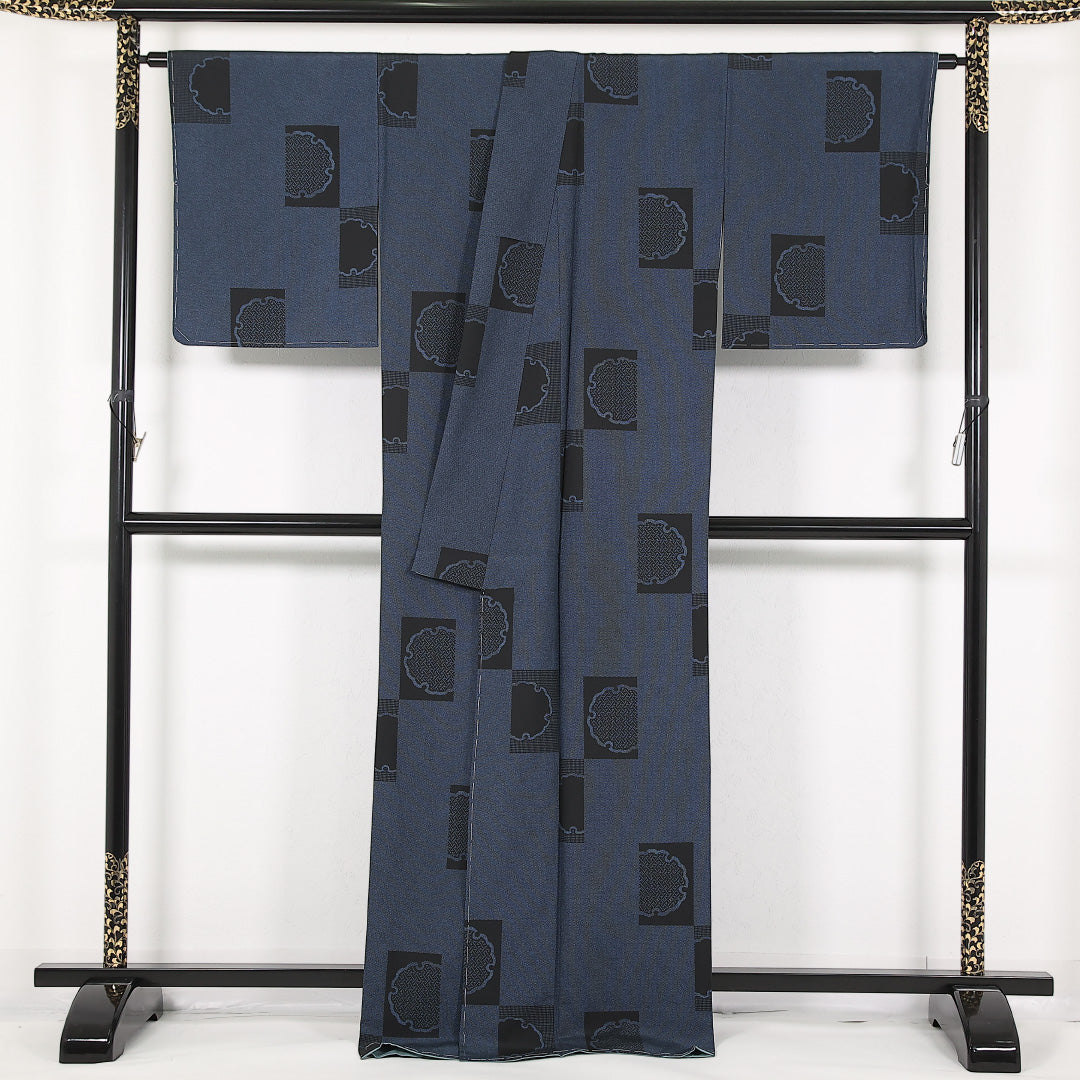 未使用品 洗える着物 小紋 袷 身丈169cm 裄丈68cm ポリエステル Sランク インフォーマル 広衿 Mサイズ しつけ糸 雪輪 紺系 RP 1221-17446