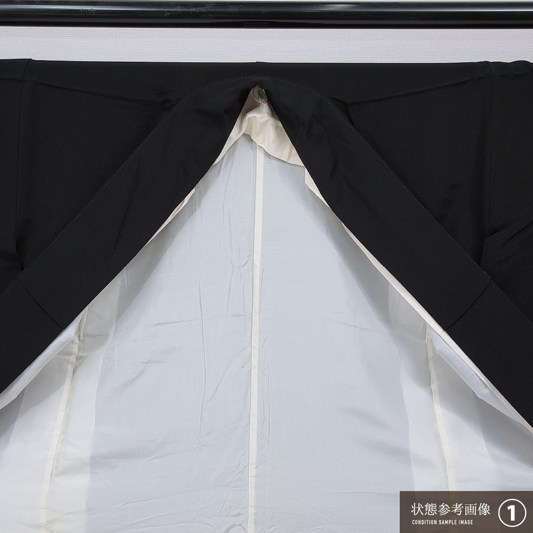 黒留袖 袷 身丈158cm 裄丈62cm 正絹 Aランク 五つ紋 (剣片喰) フォーマル 広衿 Mサイズ 金駒刺繍 比翼 鶴 吉祥文様 黒系 RP 1213-07072