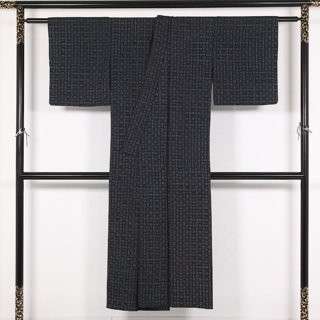 夏物 洗える着物 麻の紬 身丈145cm 裄丈62cm 麻 Aランク カジュアル バチ衿 Mサイズ アラベスク文様 ちぢみ 紺系 RP 1223-17497
