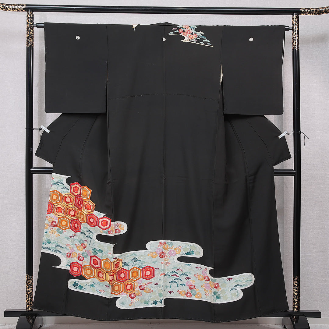 黒留袖 袷 身丈158cm 裄丈62cm 正絹 Cランク 五つ紋 (抱き茗荷) フォーマル 広衿 Mサイズ 金駒刺繍 道長取り 亀甲 黒系 LP 1213-07052