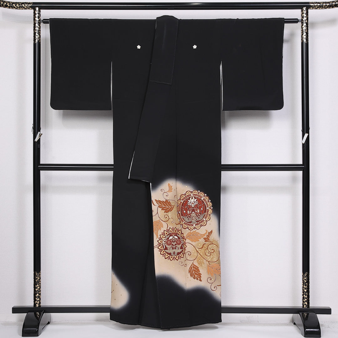 黒留袖 袷 身丈157cm 裄丈63cm 正絹 Aランク 五つ紋 (桔梗) フォーマル 広衿 Mサイズ 金彩 比翼 鏡裏文 唐草 黒系 LP 1213-06585