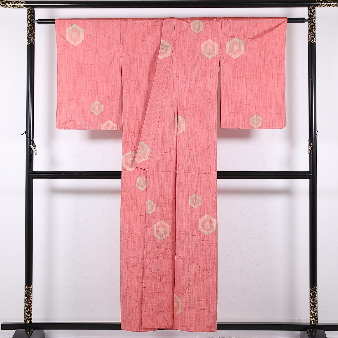 紬 単衣 身丈154cm 裄丈64cm 正絹 Sランク カジュアル バチ衿 Sサイズ 居敷当て 肩当て 雲取り 亀甲 ピンク系 RP 1223-17354